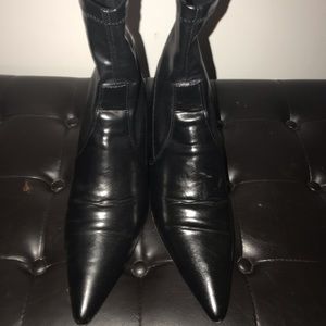 Donald Pliner pull on kitten heel ankle boots